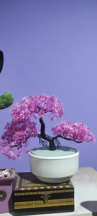 Maceta Adorno Floral Lila y blanco.