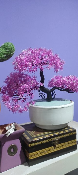 Maceta Adorno Floral Lila y blanco.