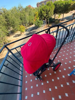 Carrito de bebé rojo y azul