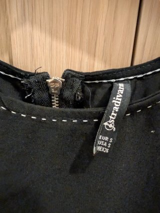 Camiseta sin mangas negra con pespuntes