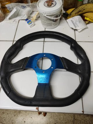 Volante deportivo azul y negro