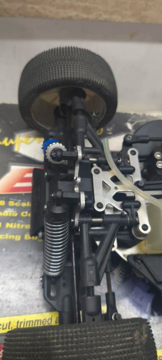 Thunder Tiger EB4 1/8 Nitro Buggy