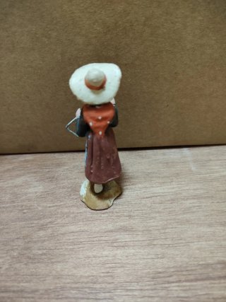 Figura cacharrería mujer tejiendo