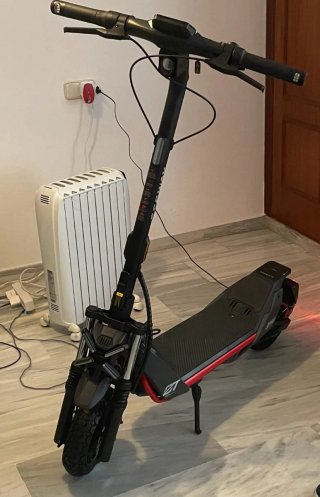Patinete Eléctrico Negro y Rojo