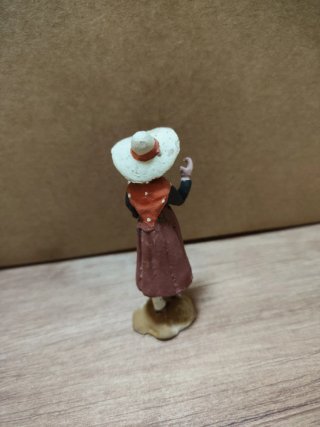 Figura cacharrería mujer con cesta