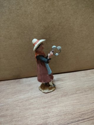 Figura cacharrería mujer con cesta