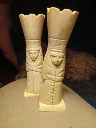 Figuras antiguas Rey y Reina en hueso