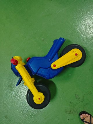 Moto de juguete azul y amarilla