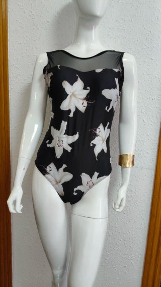 Elegante Bañador Negro con Flores Blancas, talla M