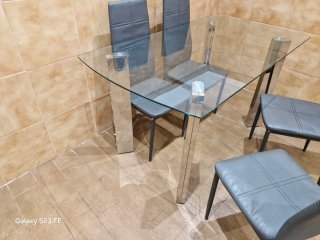 Mesa de cristal con 4 sillas