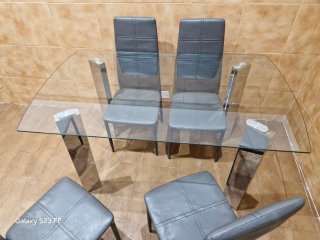 Mesa de cristal con 4 sillas