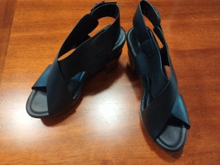 Sandalias negras tacón cruzadas