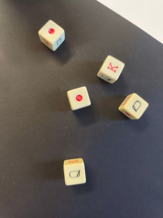 Juego de dados de póker y cubilete