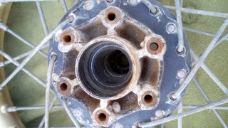 Rueda moto clásica llanta dorada