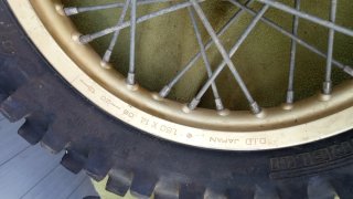Rueda moto clásica llanta dorada