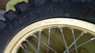 Rueda moto clásica llanta dorada