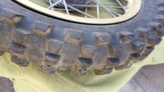 Rueda moto clásica llanta dorada