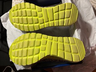 Zapatos muy cómodos y multicolor de suela amarilla