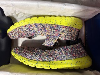 Zapatos muy cómodos y multicolor de suela amarilla