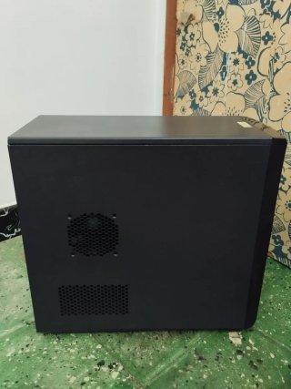 Ordenador de sobremesa negro