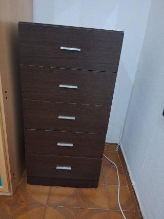 Cajonera de madera oscura