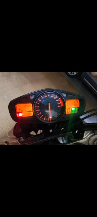 Suzuki GSR 600 con muchos extras por no usar