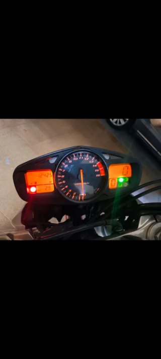 Suzuki GSR 600 con muchos extras por no usar