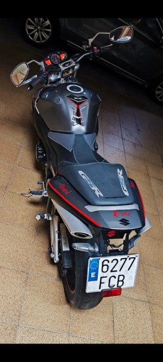 Suzuki GSR 600 con muchos extras por no usar