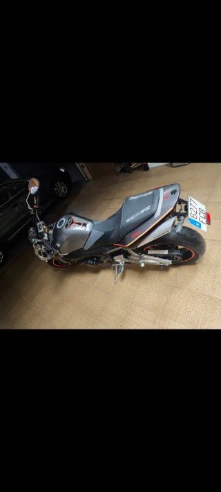 Suzuki GSR 600 con muchos extras por no usar