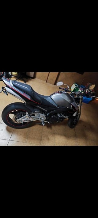 Suzuki GSR 600 con muchos extras por no usar
