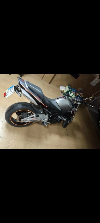 Suzuki GSR 600 con muchos extras por no usar