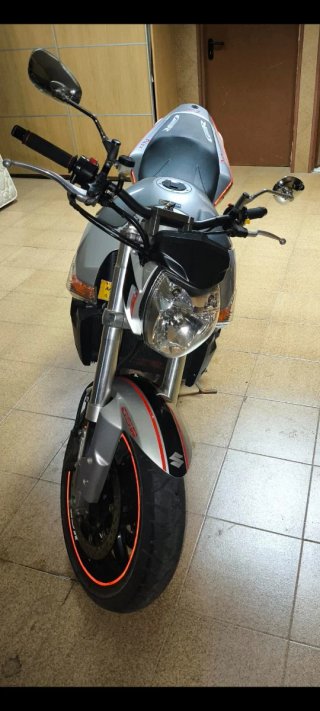 Suzuki GSR 600 con muchos extras por no usar
