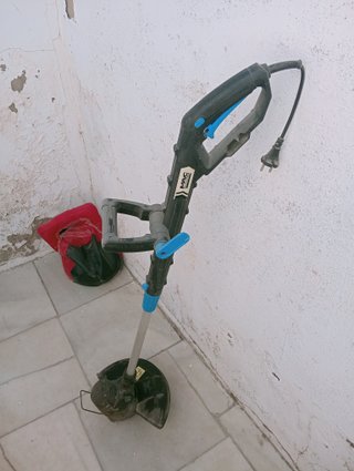Cortador de hierbas o de. Esquina y pared