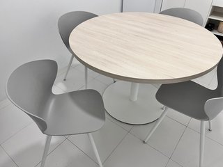 Sofá azul 2 plazas con cojines amarillos
