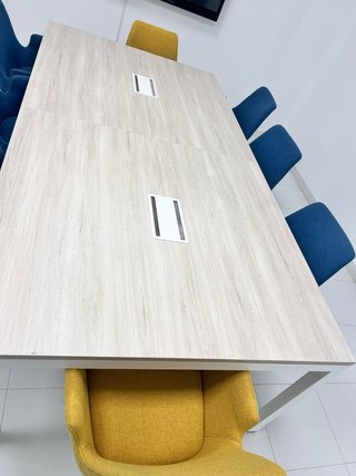 Sofá azul 2 plazas con cojines amarillos