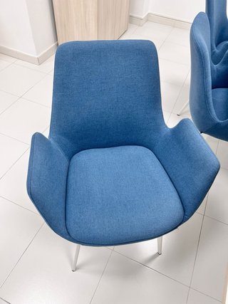 Sofá azul 2 plazas con cojines amarillos