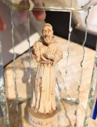 Statuina Padre Pio in teca di vetro artistico