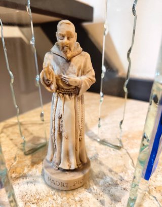 Statuina Padre Pio in teca di vetro artistico