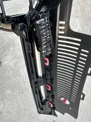Parrilla Golf 8 GTI con Tiras Rojas y LED