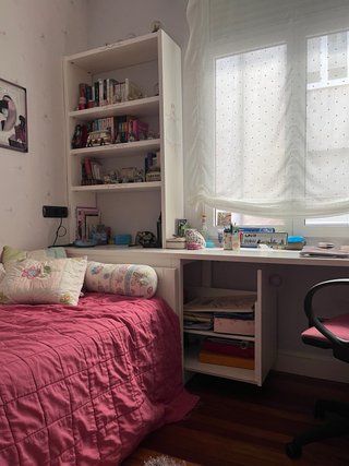 Cama nido juvenil con estudio y estantería