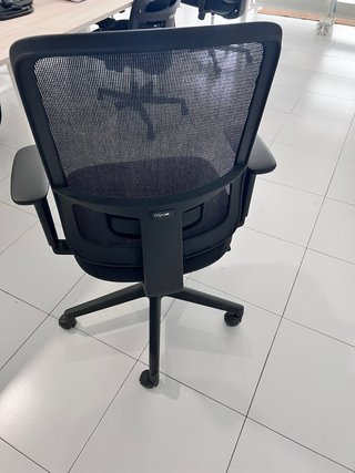 Mesa de oficina y sillas