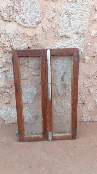 Ventana antigua madera con cristal