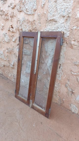 Ventana antigua madera con cristal