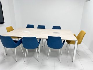 Silla de oficina amarilla con patas blancas