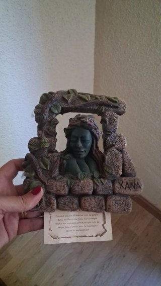 Figura decorativa Xana con amuleto