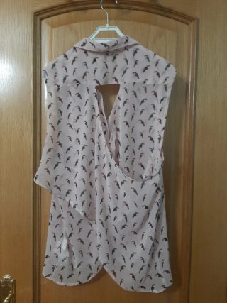 Blusa rosa con estampado de tucanes