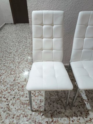 4 Sillas de color blanco acolchadas en polipiel