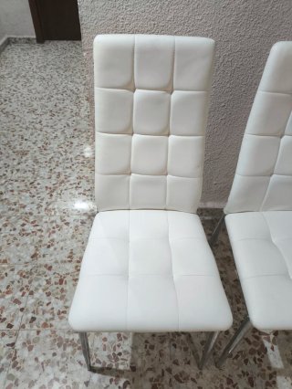 4 Sillas de color blanco acolchadas en polipiel