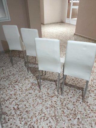 4 Sillas de color blanco acolchadas en polipiel