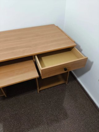 Escritorio de madera color beige y marrón